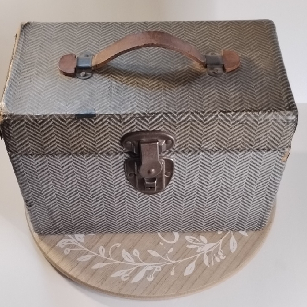 P-003 Vintage 1930s Train Case with Leather Handle